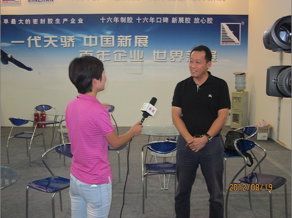 中国金属结构协会秘书长黄圻先生接受了当地电视台记者采访
